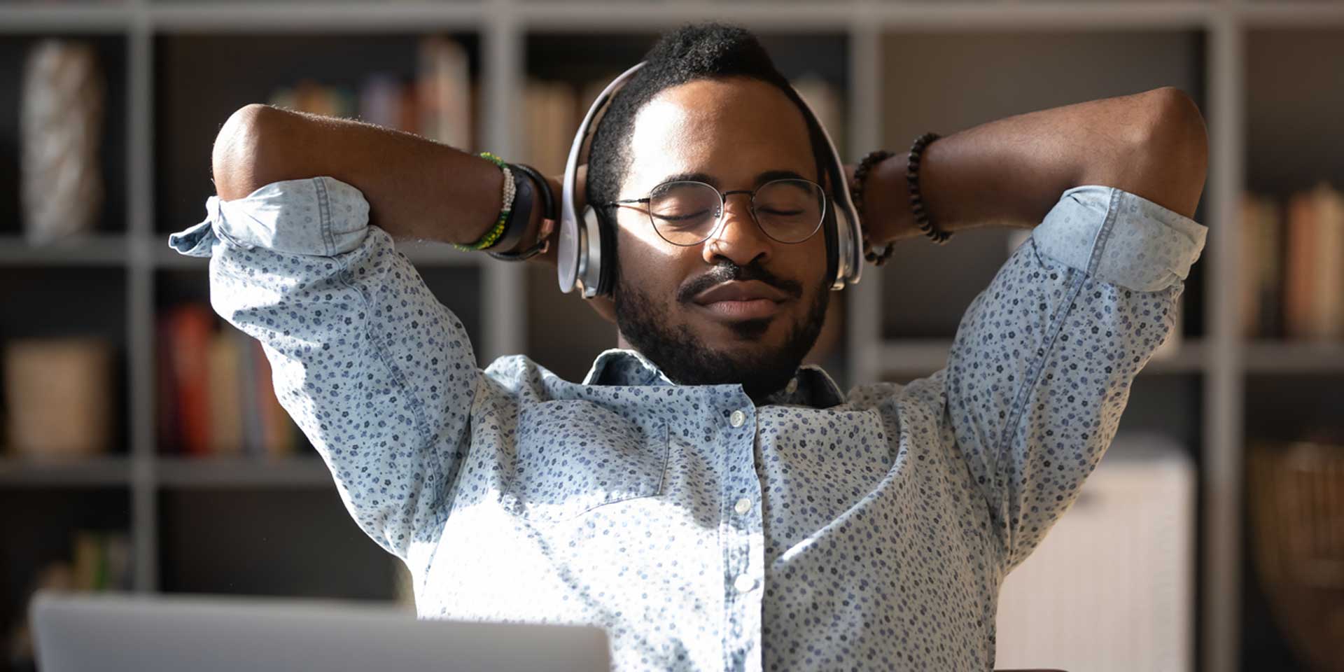 a man meditating to his favorite song through headphones